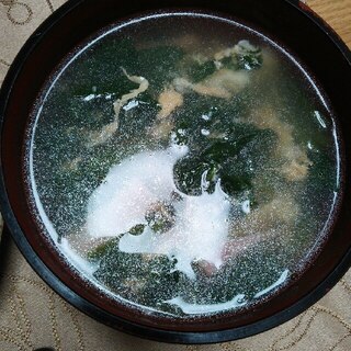 レタスとたまごとベーコンの中華スープ